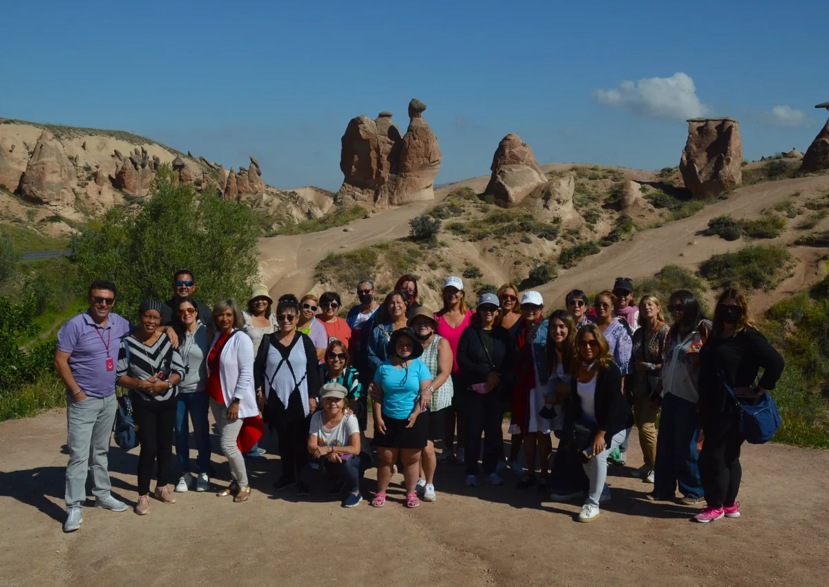 Grupo en Capadocia, junto a nuestro Guía Ugo en la escultura natural de el Camello