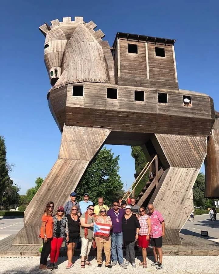Caballo de Troya y nuestro grupo acompañado por nuestro guía en Turquía Ugo.