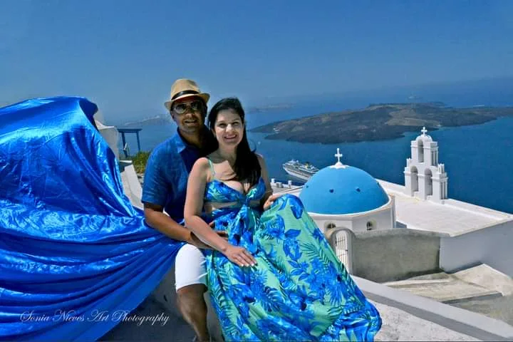 Pareja en famoso  "Spot"en Santorini