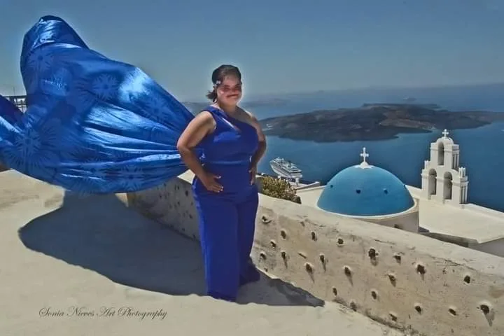 Celi, una chica muy especial para nostros y una excelente viajera e su vestido azúl y el famoso "Spot"en Santorini.